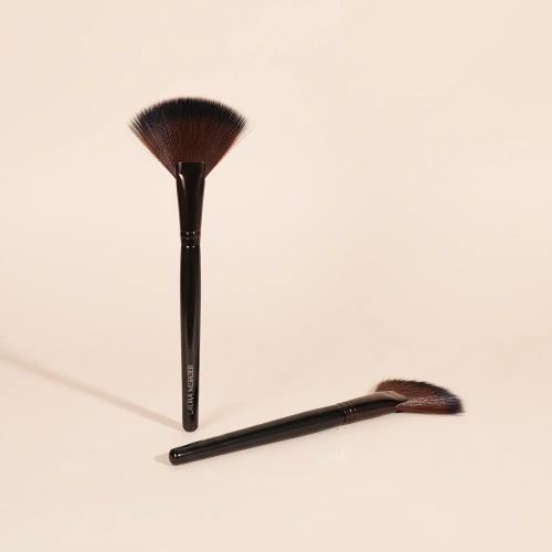 Laura Mercier Fan Powder Brush 1pc фото 2